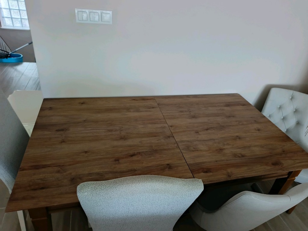 Acılır 8 kişilik yemek masası çatal bıcak yerinde vardır 4 sandalye - 3