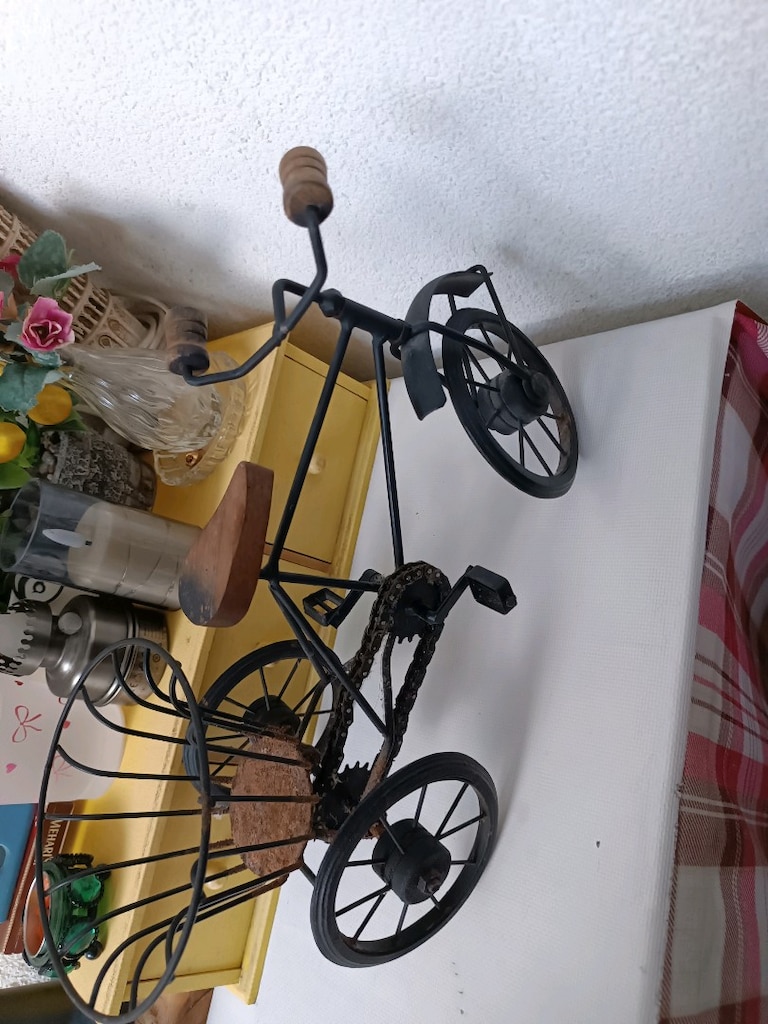 Vintage Metal Üç Tekerlekli Bisiklet Dekoru, Rustik Ahşap Oturma Yeri - 3