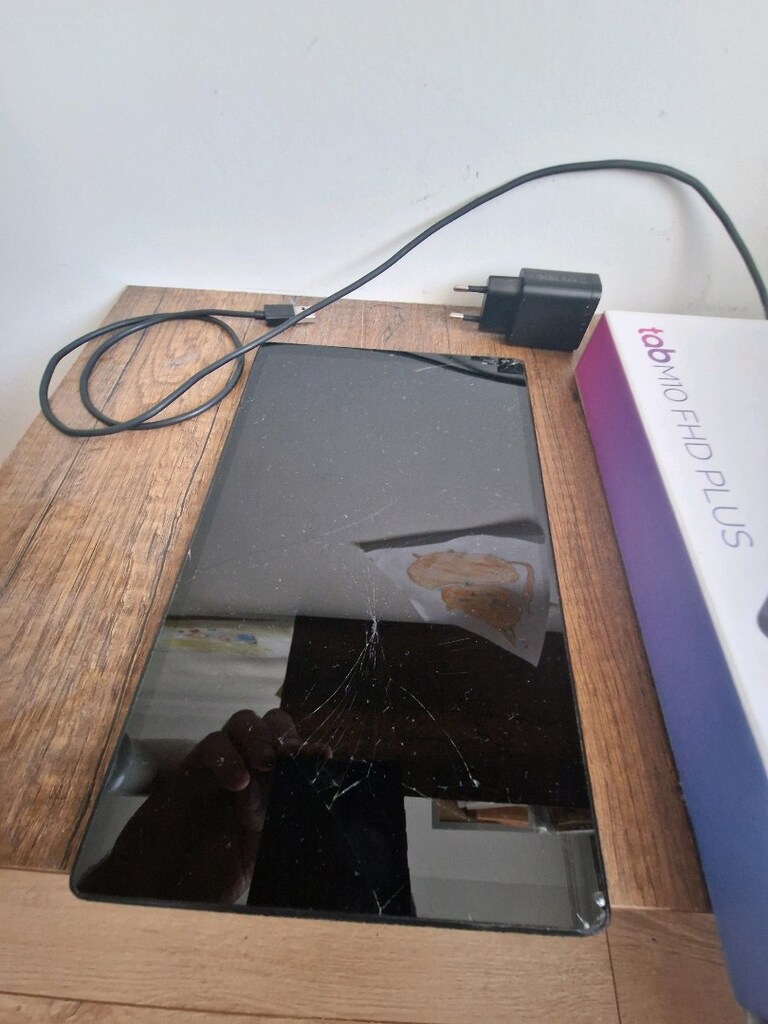 lenovo m10 fhd plus ekran ve arka kapakta çatlaklar var ama sorunsuz - 2