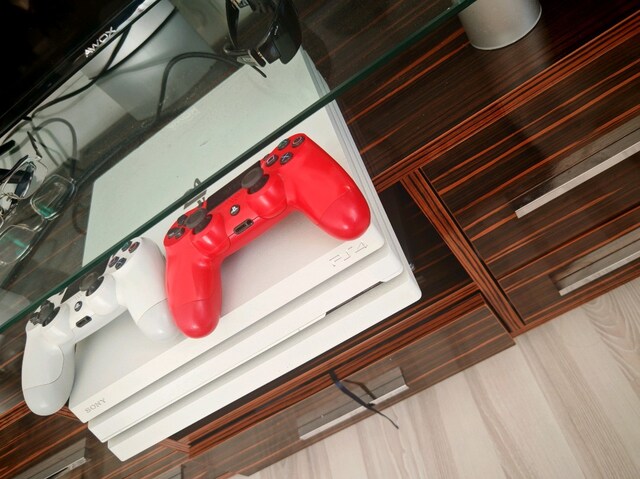 PS4 Pro 1 TB son sürüm - 2 orijinal kol