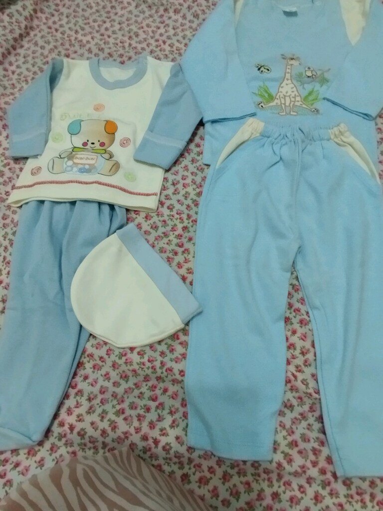 4 bebek takımı. 1 ve 2 yaş uyumlu takımlar. 2.3 yaş kot pantolonda var - 2