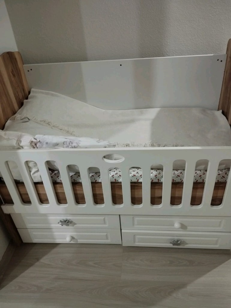 Temiz Çekmeceli Ahşap Çocuk / Bebek Beşiği