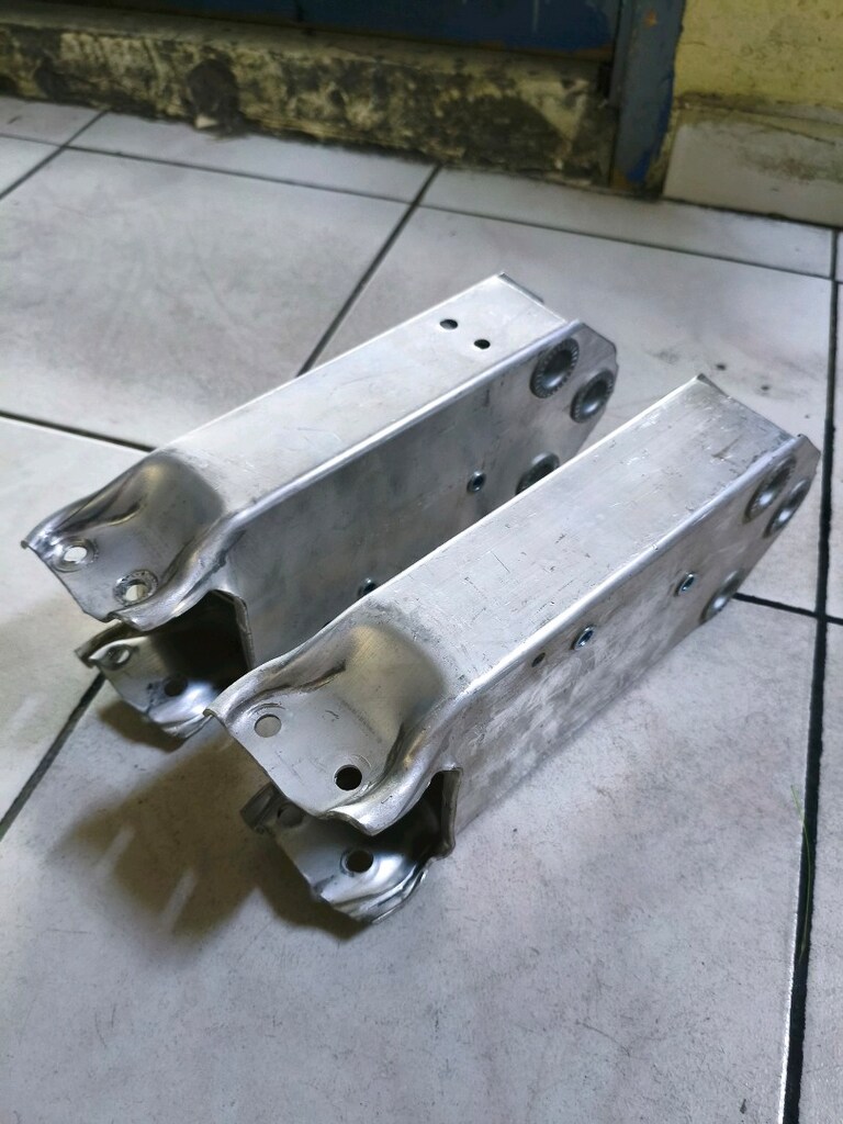 BMW F10 SAĞ-SOL TAMPON BABALARI - 2