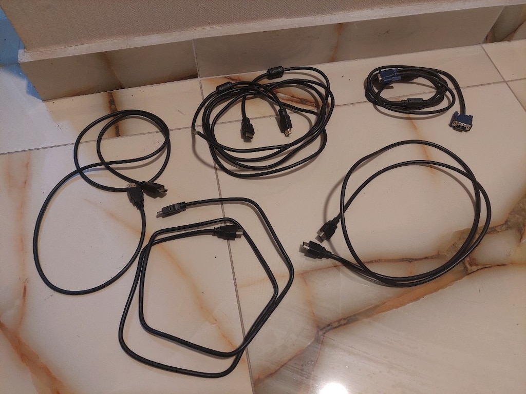 Hdmi kablo. VGA Görüntü kablo. 5 adet hdmi kablo, 2 adet vga kablo var - 2