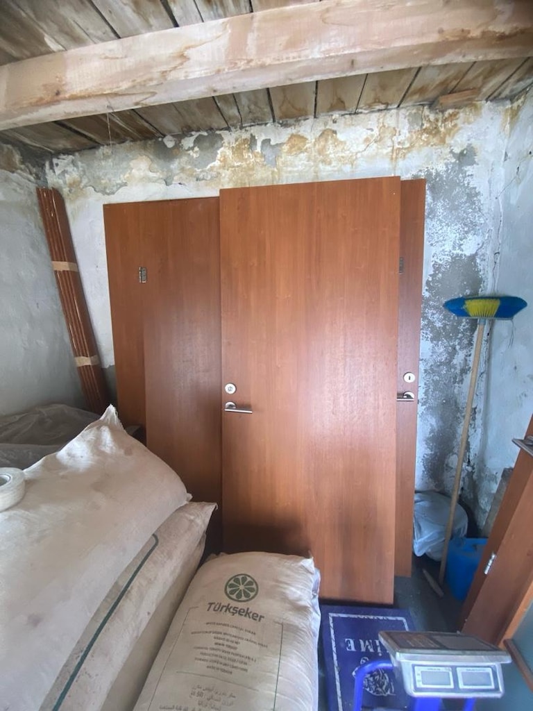 hakiki ceviz ahşaplı kapılar (6 adet ikisi camlıdır )Menteşeleri var - 4
