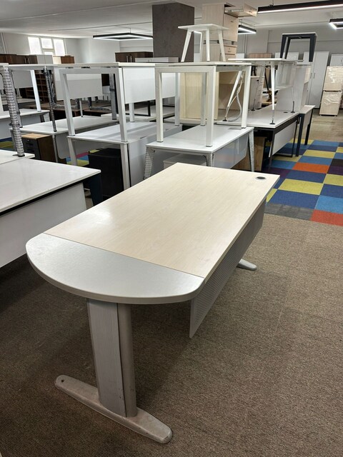 KLAS OFİS ÜSKÜDAR 160x80 AKÇAAĞAÇ METAL AYAKLI ÇALIŞMA MASASI