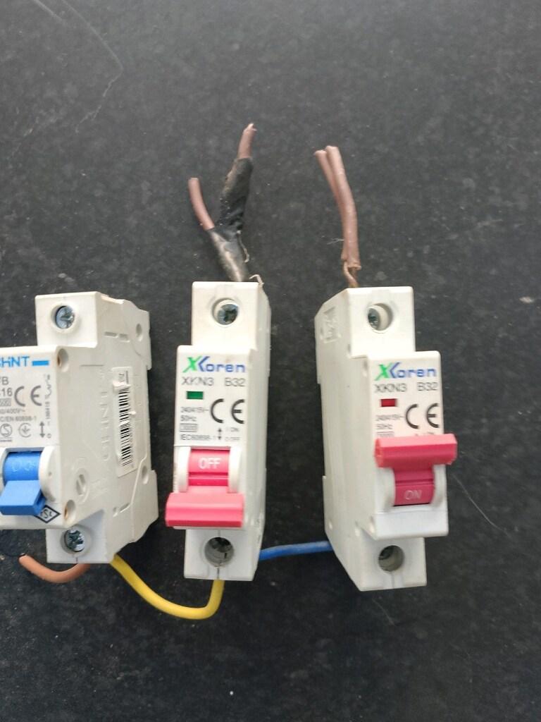 Elektrik şalteri / Sigorta 3 adet - 3