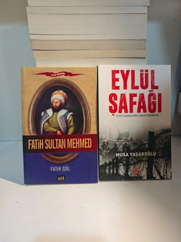 25 adetlik karışık kitap lotu. - 14