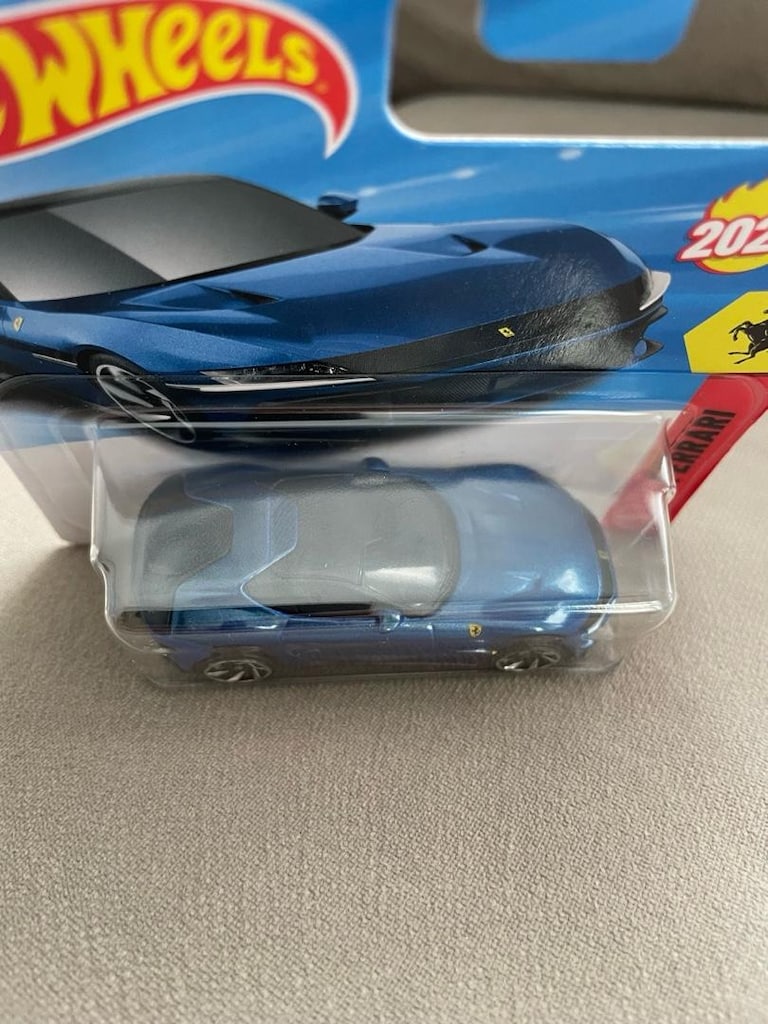 Hotwheels Ferrari 12clindri - 2