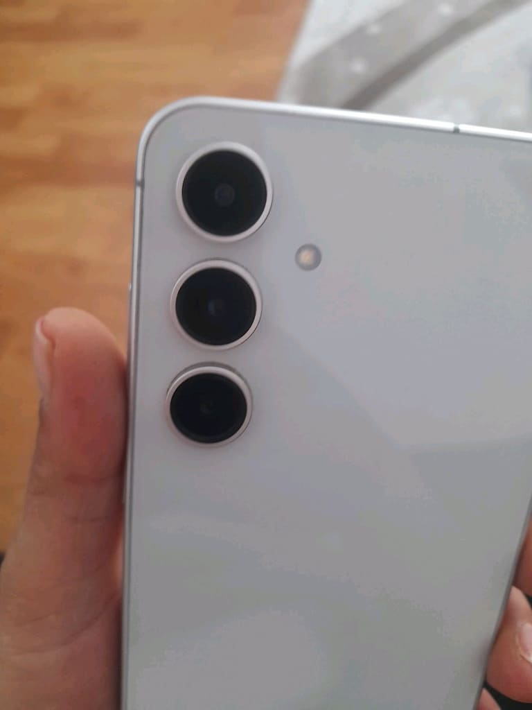 SAMSUNG S24 FE - 7