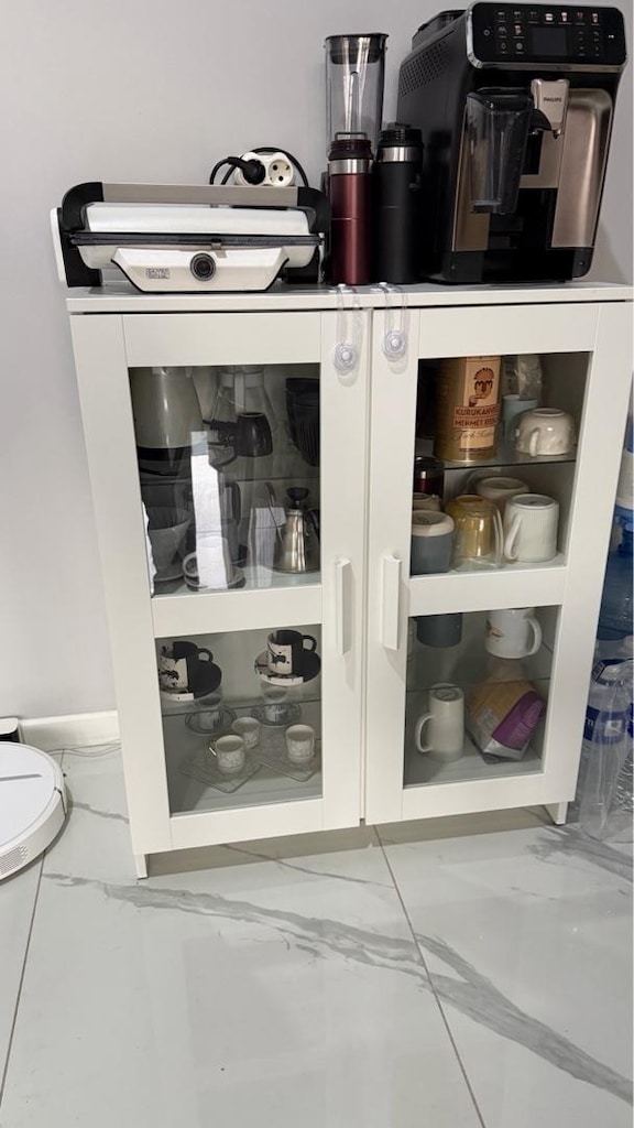 İkea Brimnes cam kapaklı dolap/ kahve köşesi