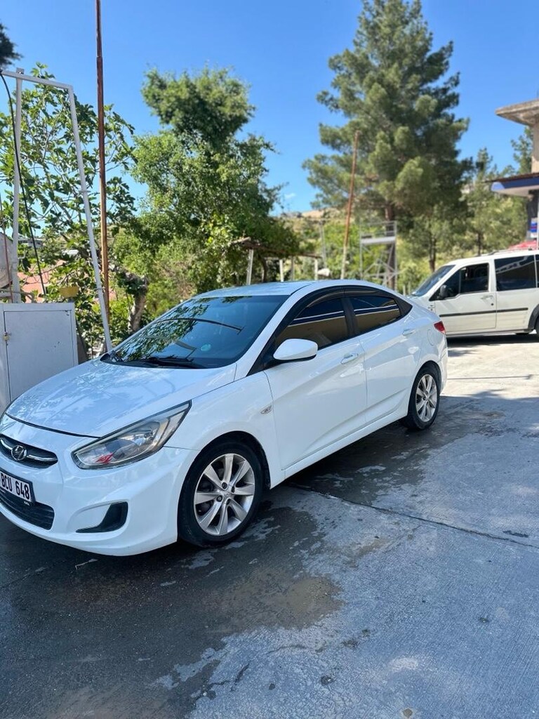 Hyundai Accent blue - 13