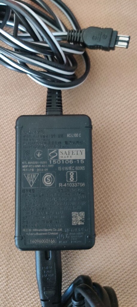 Sony AC-L100 C modeli bir güç adaptörü. Sony Handycam video kameralar - 3