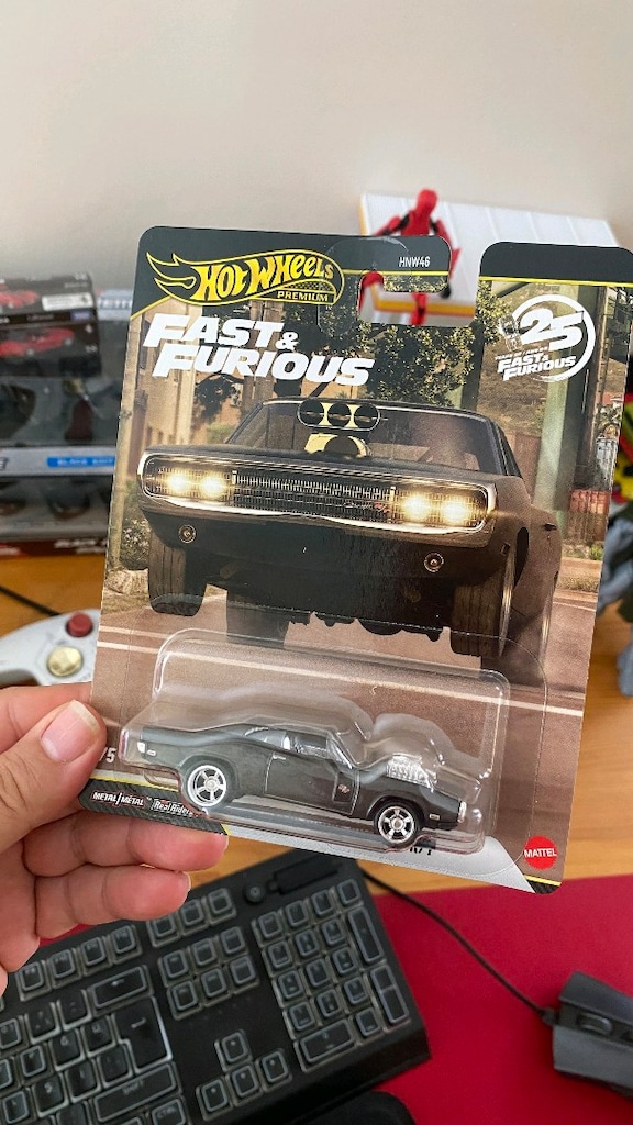 Chase! Dodge Charger hotwheels - 2