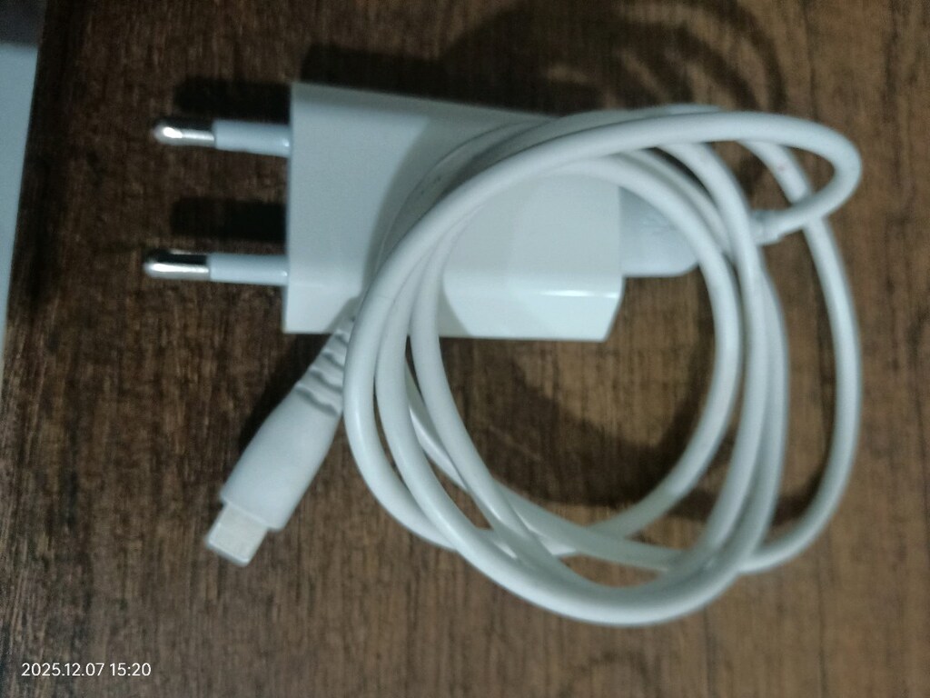ESKİ VE YENİ CEP TELEFON ŞARJ ÇİHAZLARI VE KULAKLIKLA - 4