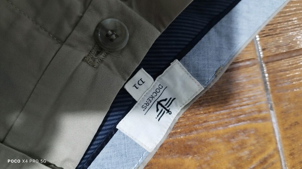 #Dockers pantolon.Dockers haki ve gümüş renkte var..Eni çekilince 46 - 5
