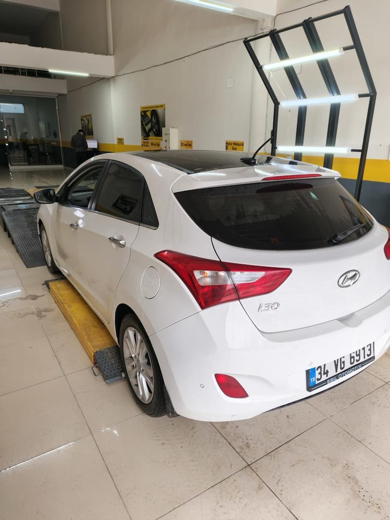 Beyaz Hatchback Araba - 4