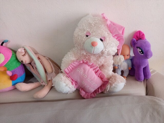 peluş oyuncaklar ve Barbie bebekler