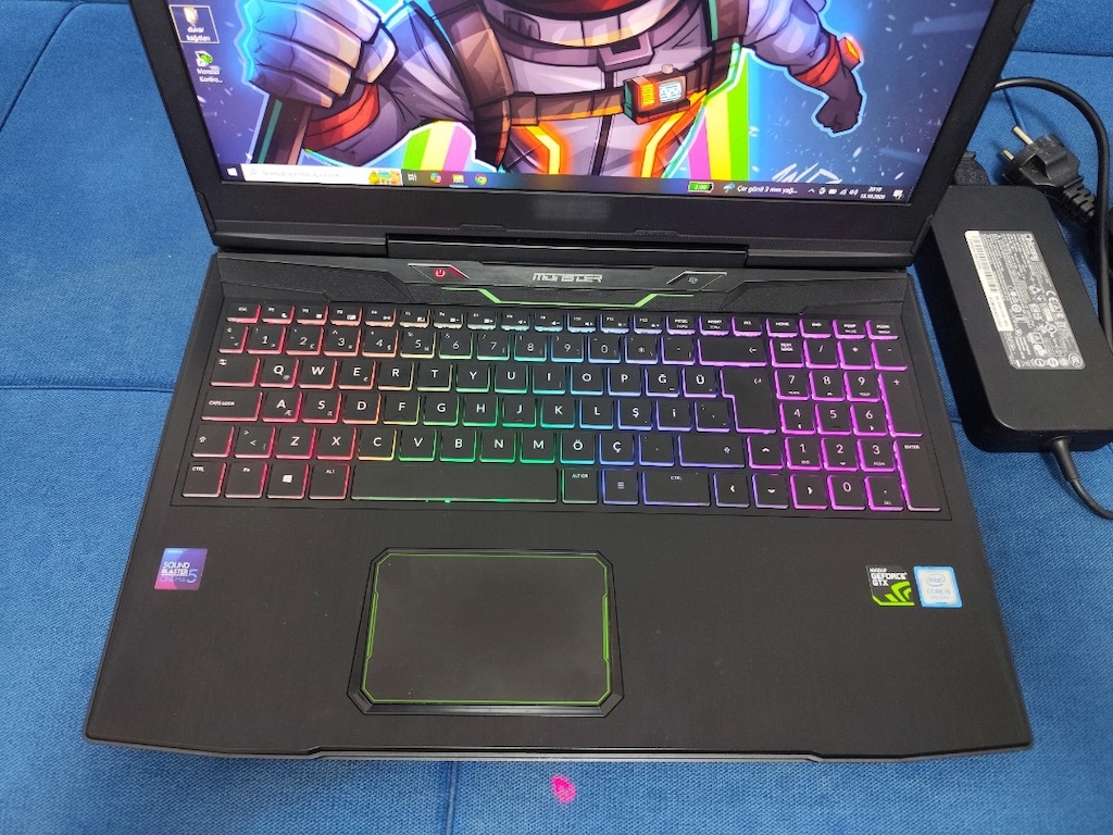 İ5 8.NESİL 4 GB EKRAN KARTLI + 8 GB RAM + SSD MONSTER ABRA OYUN LAPTOP - 9