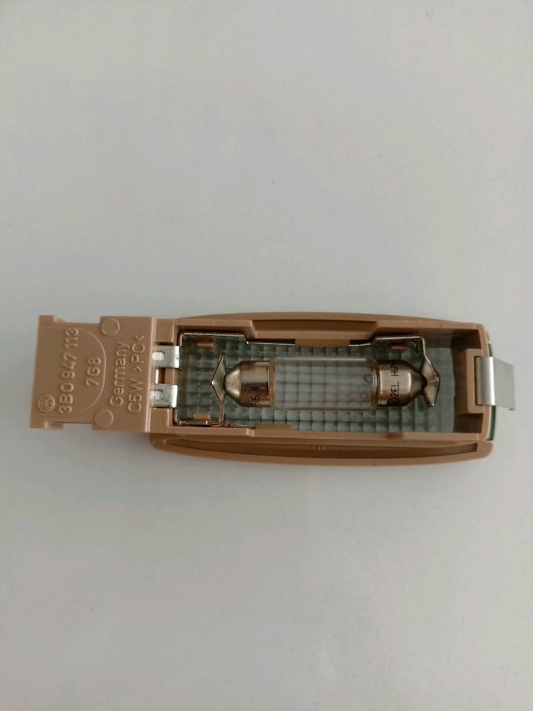 Volkswagen Makyaj Aydınlatma lambası Bej renk Sıfır Orjinal 1K0947109B - 4