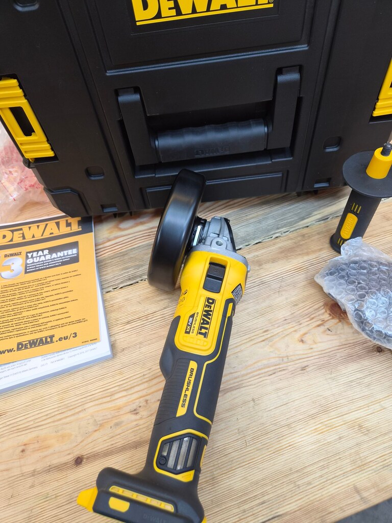 Dewalt DCG405NT Kömürsüz avuç Taşlama - 4