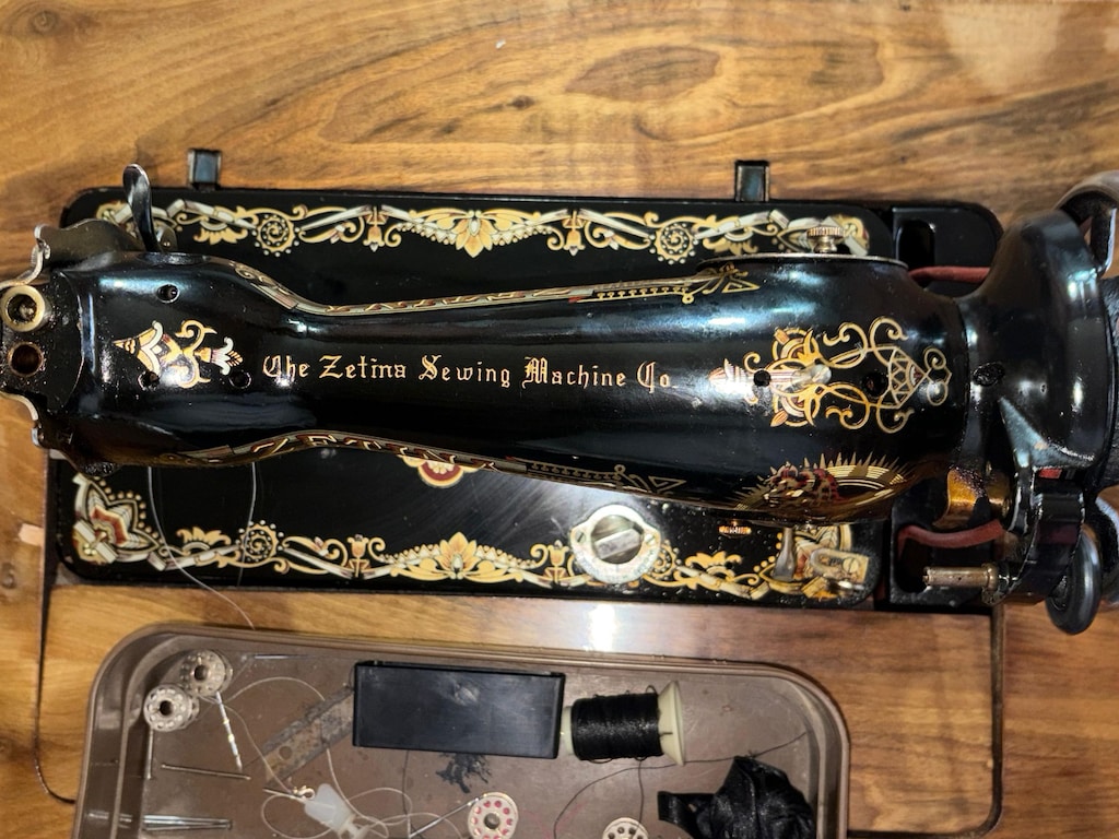 Antika Zetina Dikiş Makinesi – Pedallı, Ahşap Kabinli, Koleksiyonluk - 4