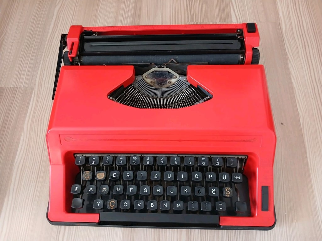 Vintage Kırmızı Mekanik Daktilo – Koleksiyonluk ve Dekoratif