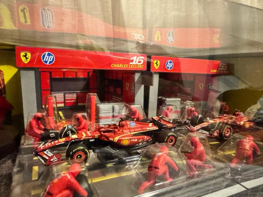 Ferrari Burago 1:43 F1 Yarış ve Pit Ekibi Diecast Seti - 7