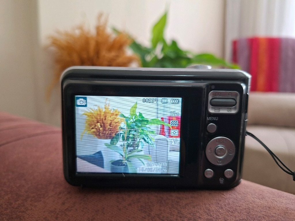 Samsung ES25 Dijital Fotoğraf Makinesi 12.2 Megapiksel 4X Zoom Siyah - 6
