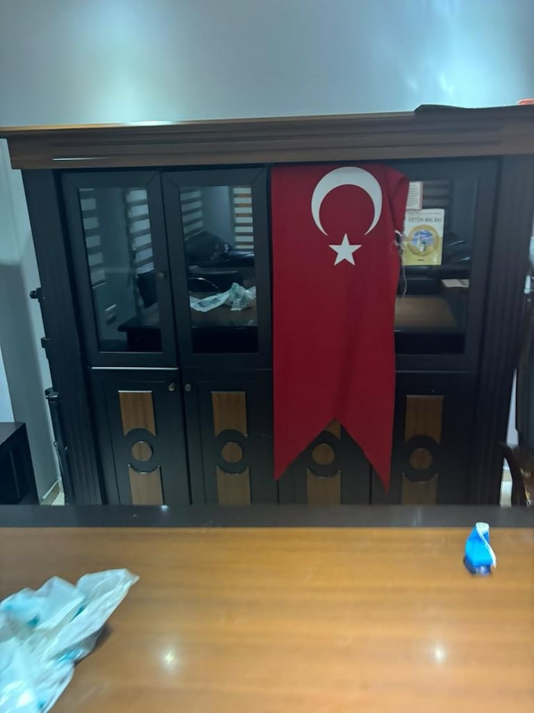 ofis eşyaları deri koltuk, vitrin, masa, sehpa - 7