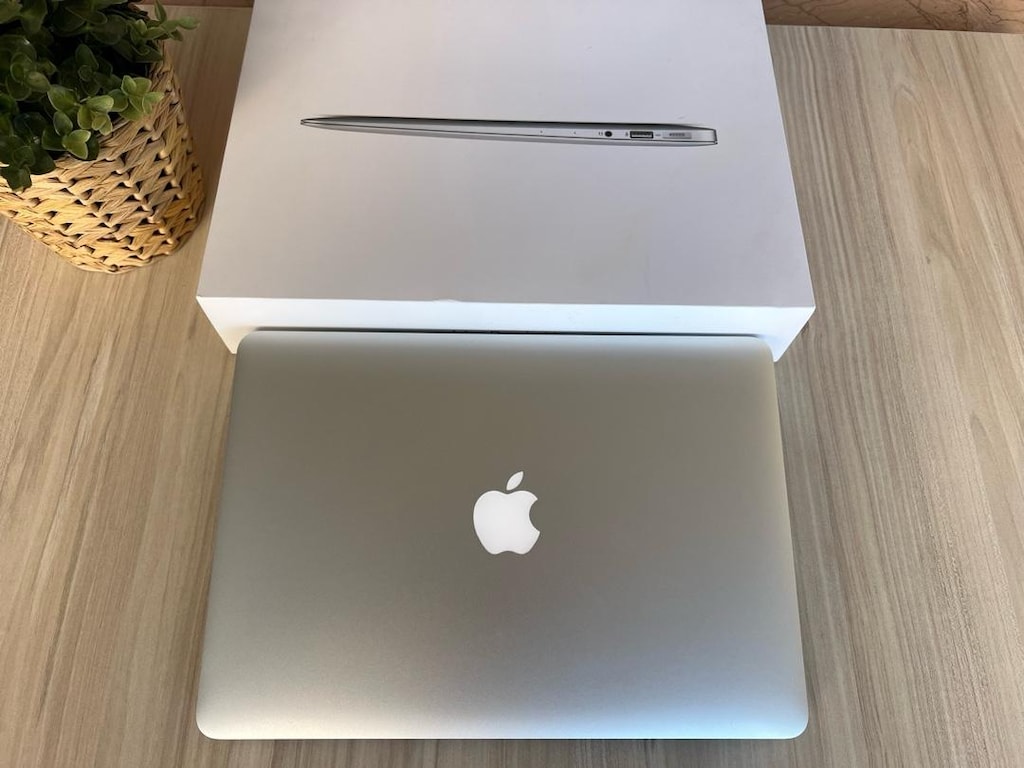 Apple MacBook Air 13.3” i5-5250 8gb Ram 128gb - 7