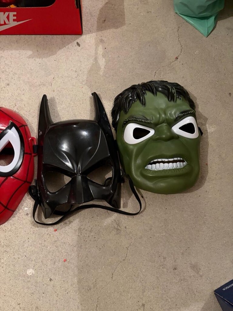 Oyuncak maskeler ve spider man. - 2