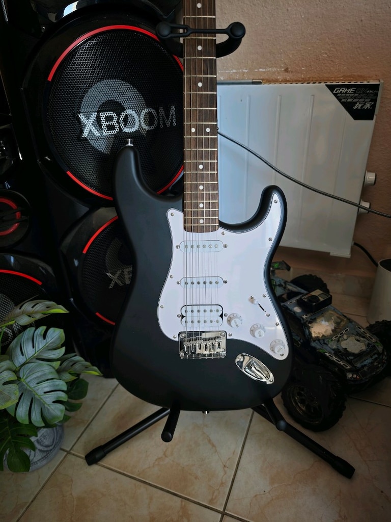 Squier Stratocaster Elektro Gitar – Siyah /Beyaz - 3