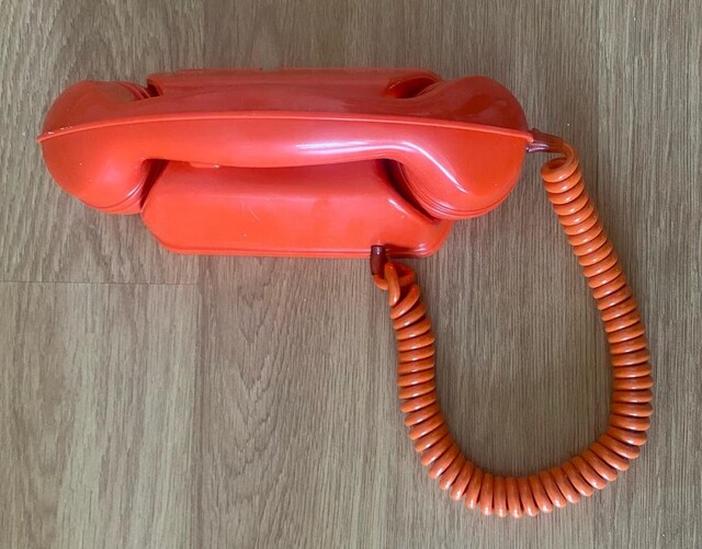 retro turuncu dahili duvar telefonu