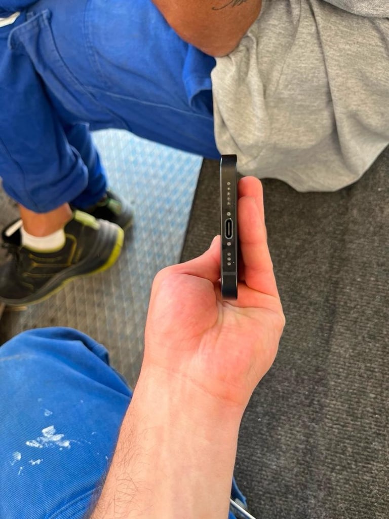 iPhone 16e - 6
