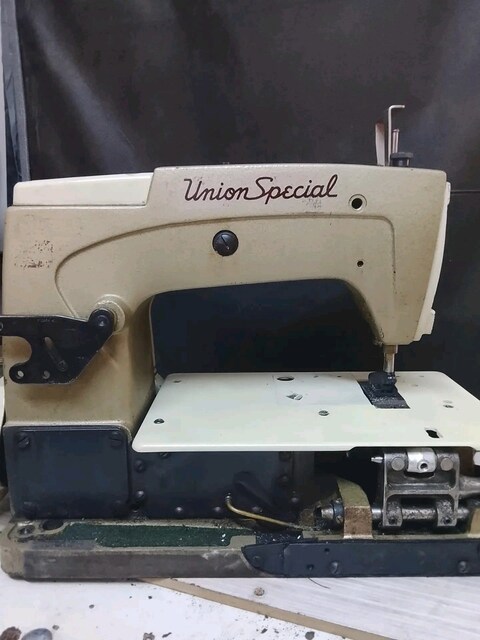 Satılık Union Special 56900 sanayi tipi kot dikiş makinesi.