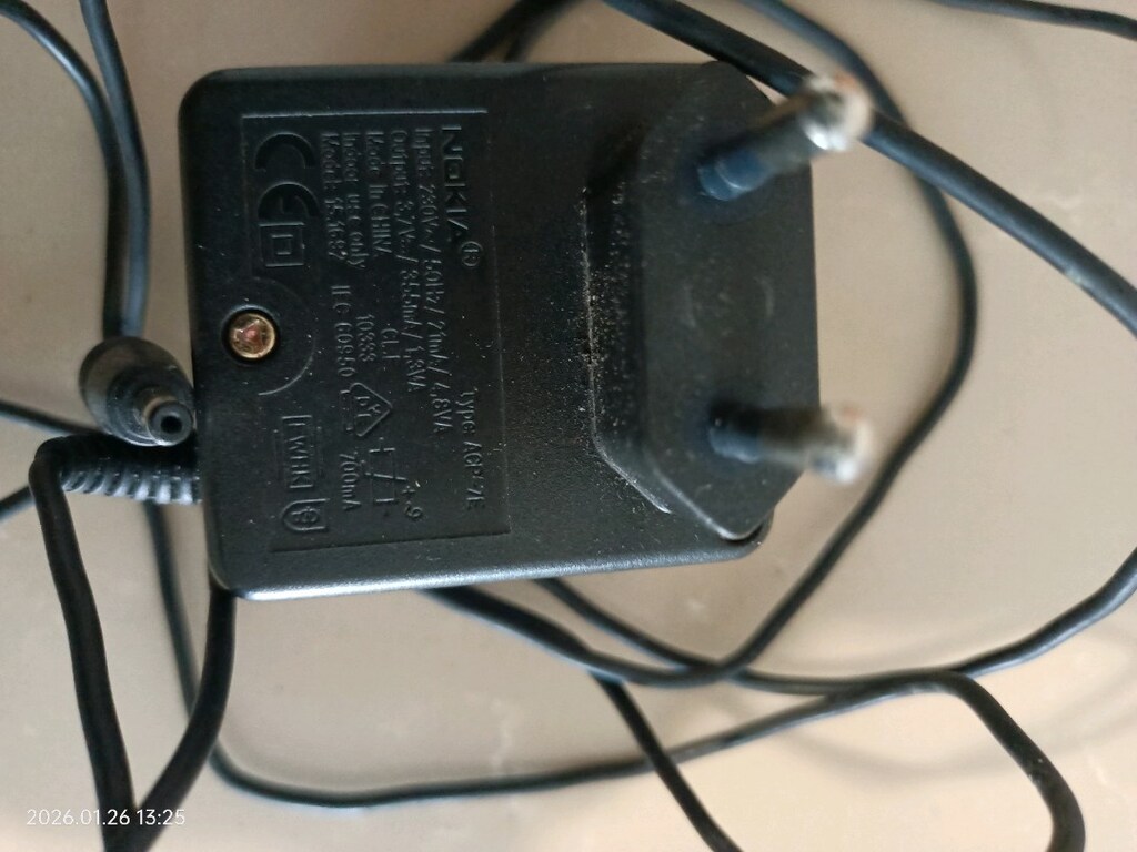 ESKİ VE YENİ CEP TELEFON ŞARJ ÇİHAZLARI VE KULAKLIKLA - 12