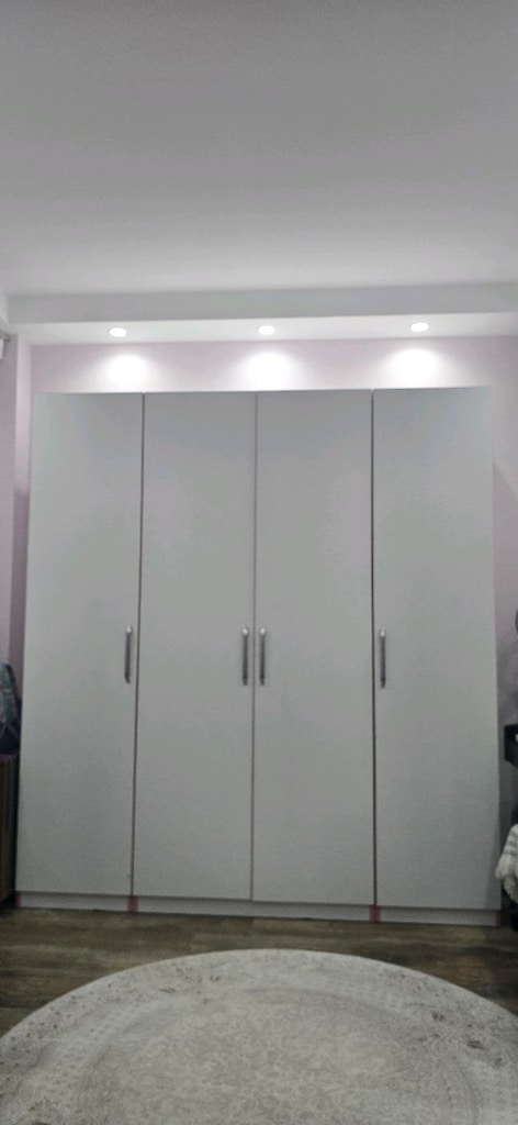 Geniş ve kullanışlı 4 kapaklı gardırop satılıktır.