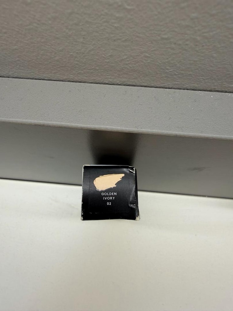 Fenty Bright Fix Likit Göz Altı Kapatıcı (Concealer/Brightener) 02 no - 3