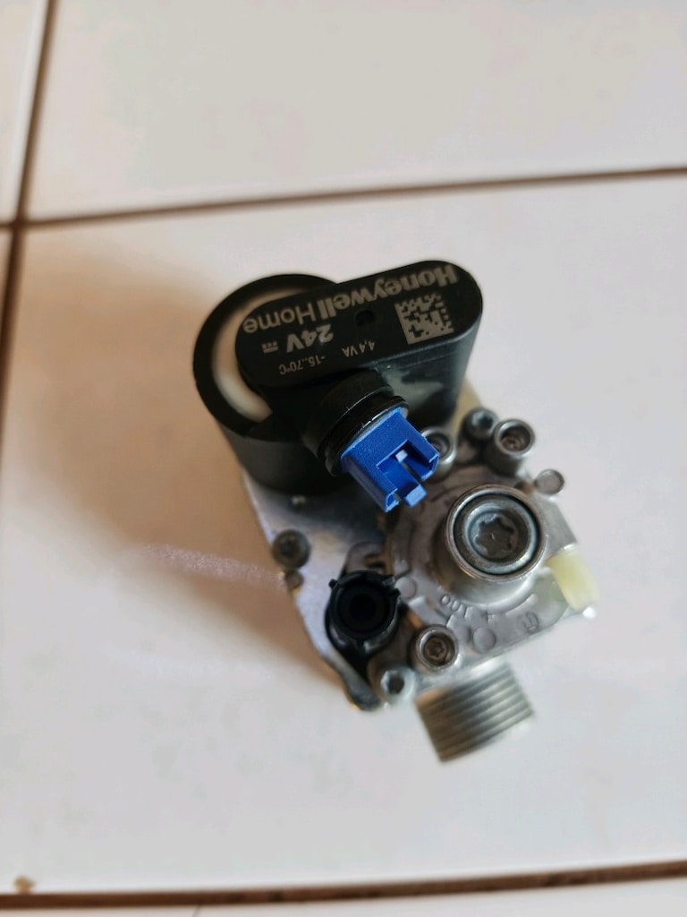 Honeywell markasına ait 24V (4.4VA) beslemeli kombi gaz valfi. durumun - 2