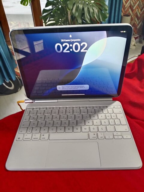 SİFIR AYARINDA İPAD AİR 11İNÇ (M3) WİFİ + İPAD MAGİC KEYBOARD