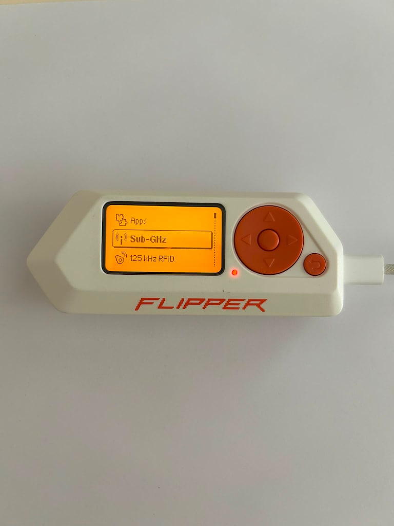 Flipper Zero + 32 GB SD Card / Neredeyse Sıfır Ayarında / İstanbul - 2