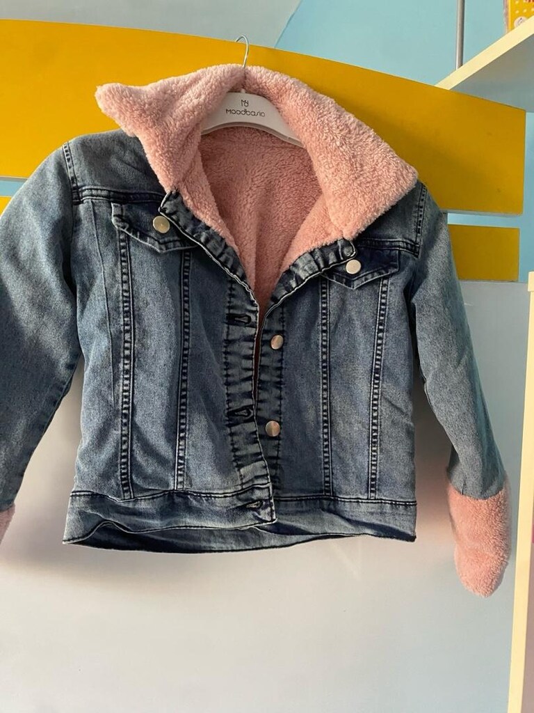 Mavi denim çocuk ceket, pembe peluş yaka ve manşet detaylarıyla serin