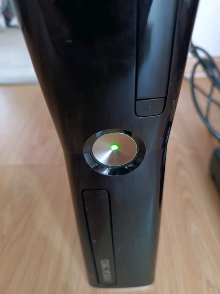 Xbox 360 Oyun Konsolu ve Kontrolciler - 3