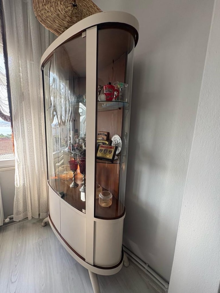 oval camlı ağaç vitrin - 8