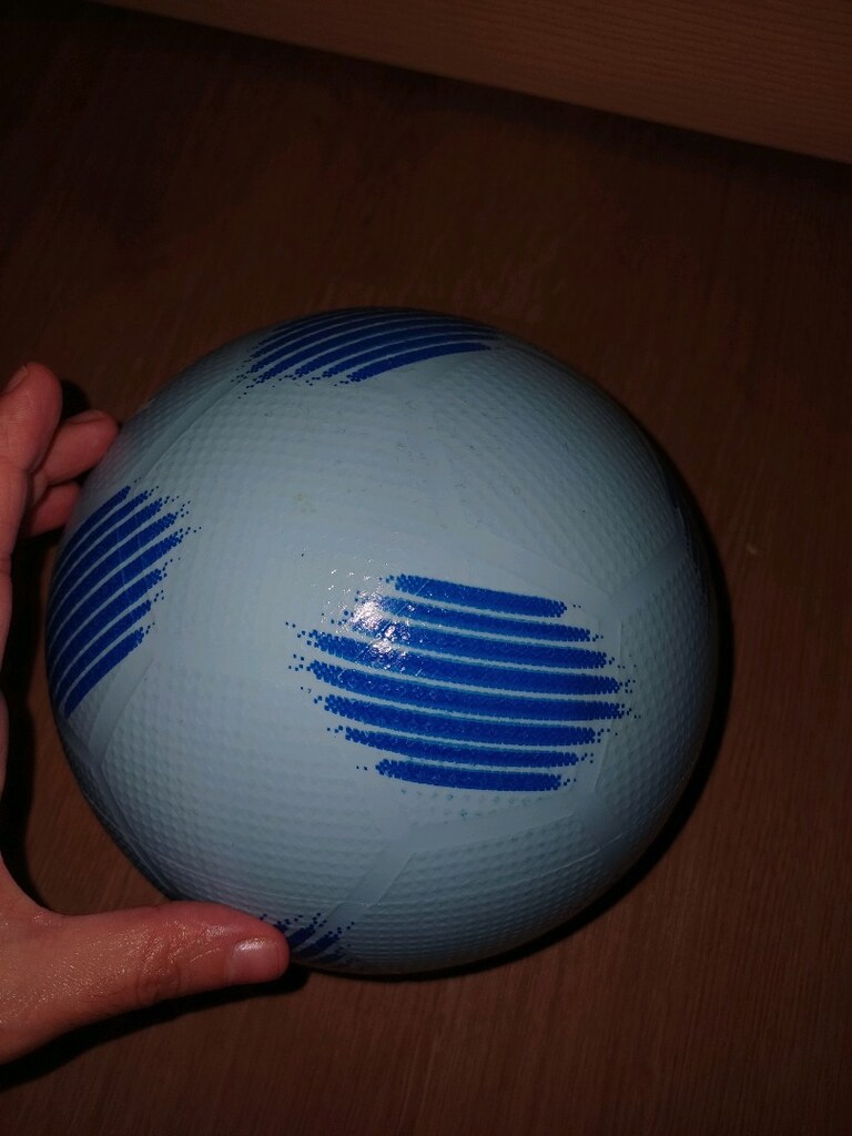 Voleybol topu ve plastik futbol topu - 3