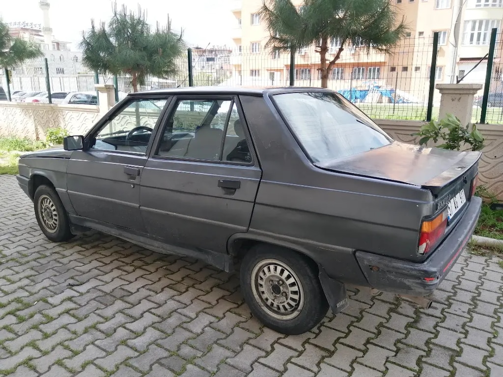 renault-9-broadway-araba-1680655493
