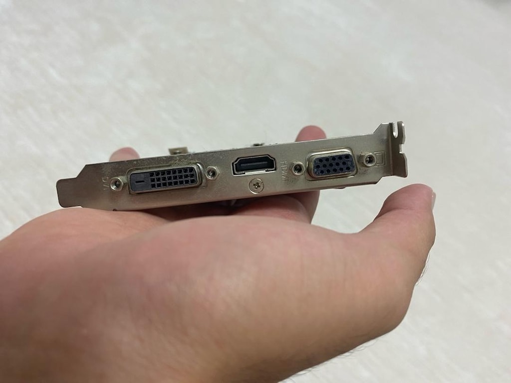 ASUS AMD Radeon R7 240 (4 GB ) - 3