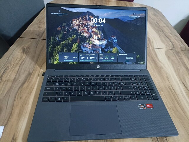 Temiz ve sıfır ayarında 2 aylık laptop