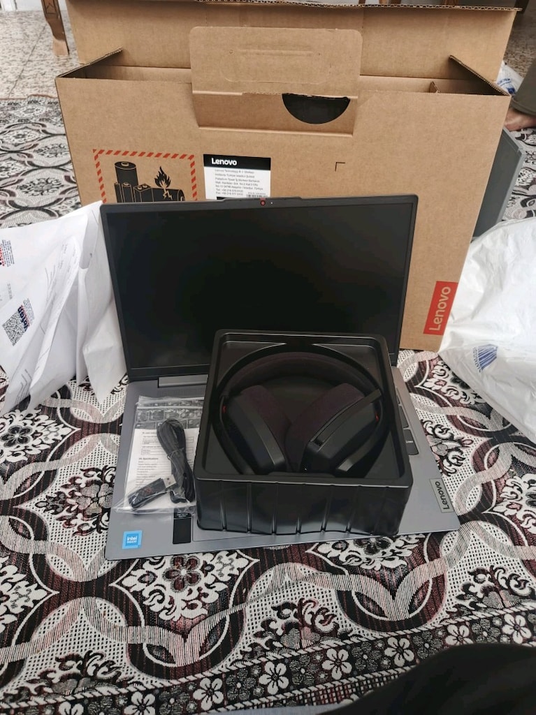 Sıfır dengi Lenovo Slim 3 (Rampage Kulaklık,Mouse Dahil) KUTU FATURALI